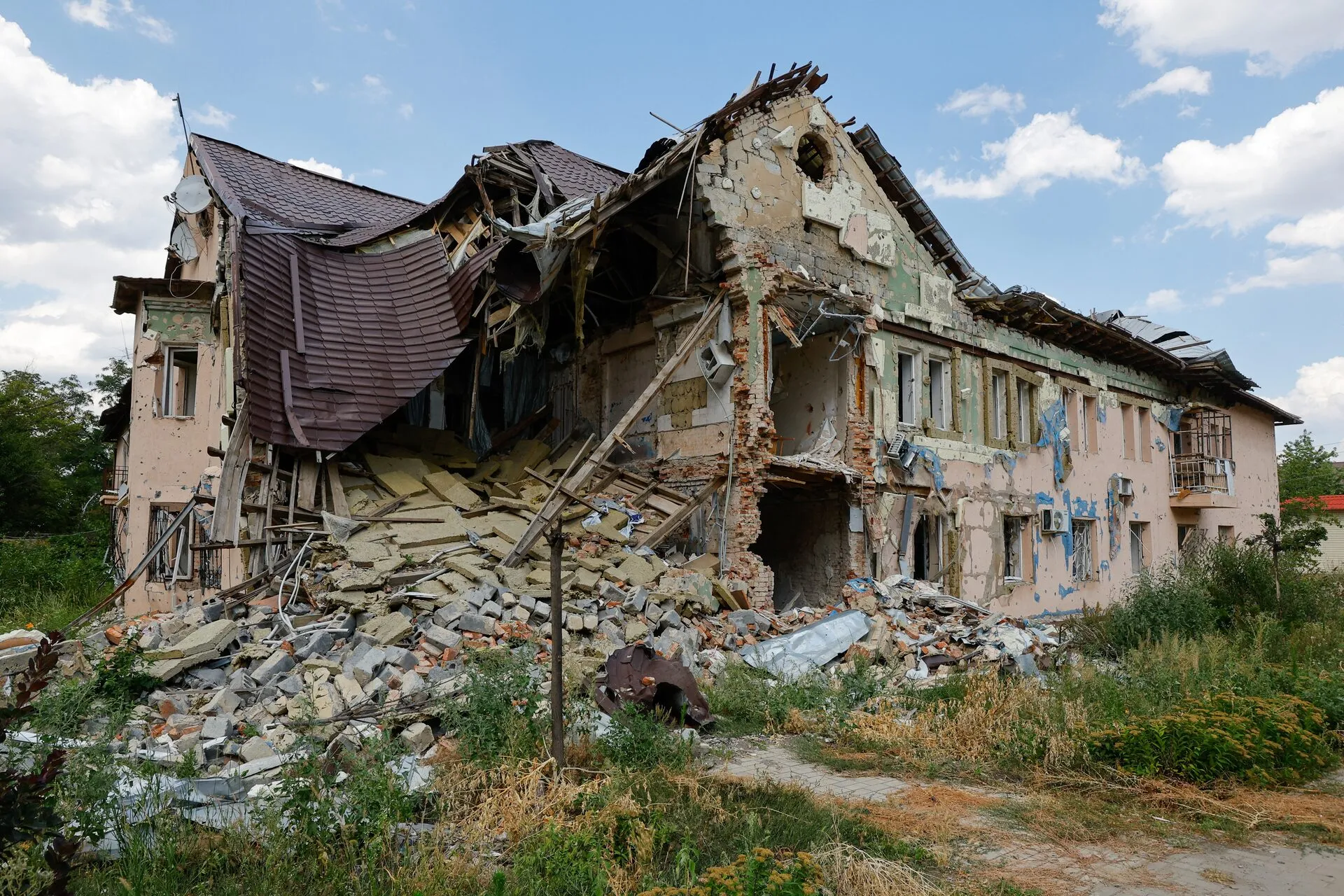 Вид на зруйнований будинок у місті Курахове під час російсько-українського конфлікту в Донецькій області, контрольованій Росією частині України, 18 липня 2025 року.